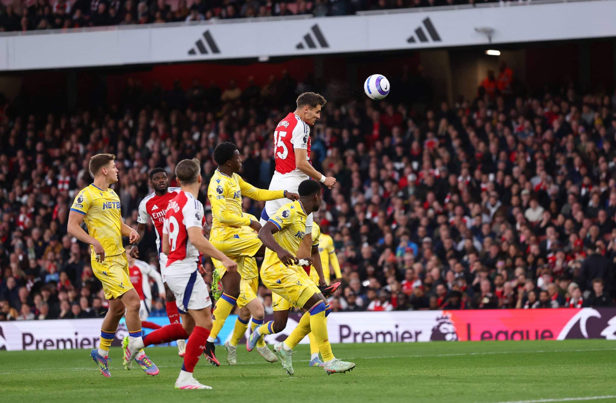 Cabe&ccedil;ada de Kiwior para abrir o placar em Arsenal x Crystal Palace