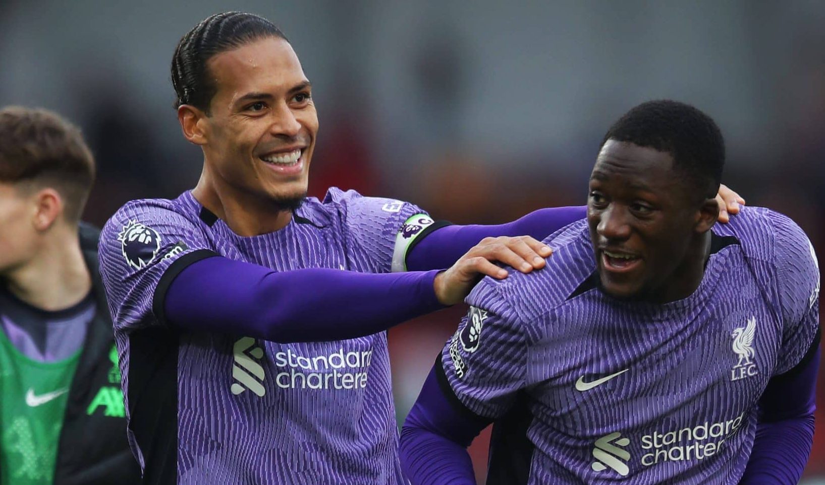 Indefini&ccedil;&atilde;o em renova&ccedil;&otilde;es faz Liverpool apostar em plano B para o futuro de sua defesa