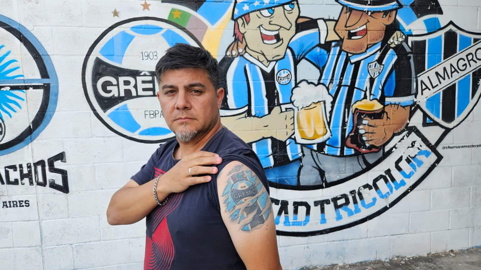 Mariano, torcedor do Almagro, fez uma tatuagem do Gr&ecirc;mio (Foto: Gabriel Rodrigues/Trivela)
