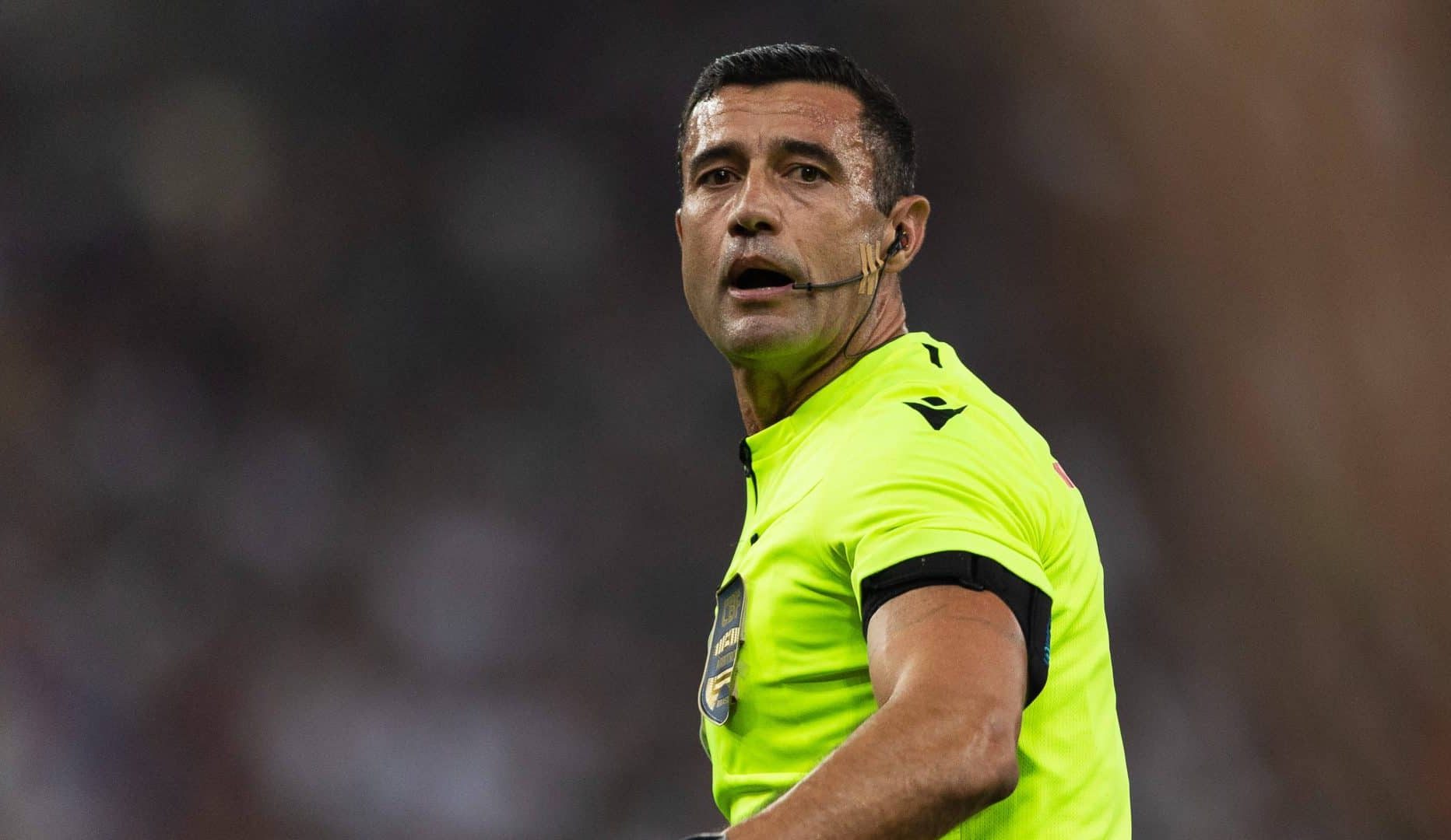 O &aacute;rbitro Br&aacute;ulio da Silva Machado durante jogo em 2024
