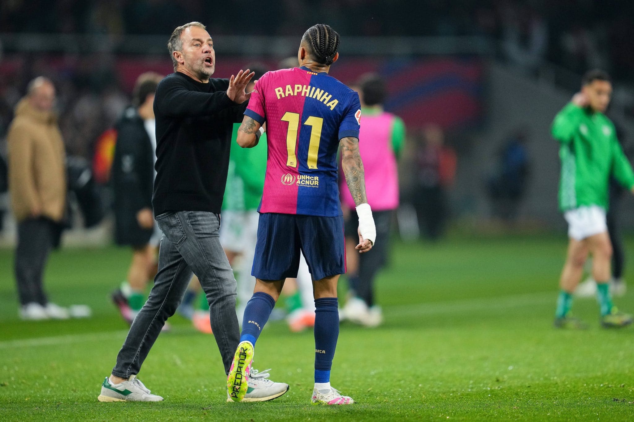 Hansi Flick precisou acalmar Raphinha ap&oacute;s o empate com o Betis. Foto: Imago