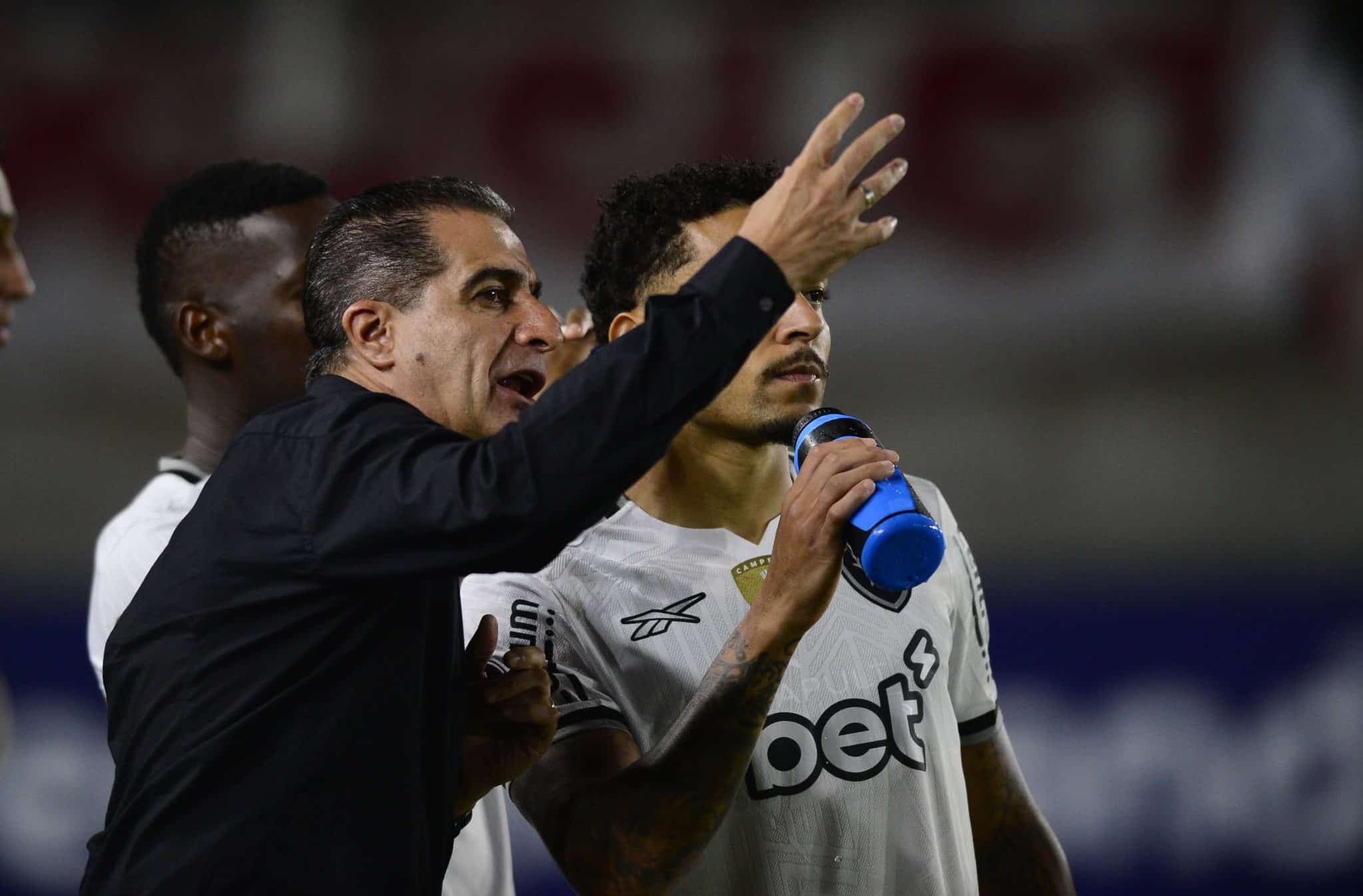 Renato Paiva tem apenas duas vit&oacute;rias em oito jogos pelo Botafogo (Foto: Imago)