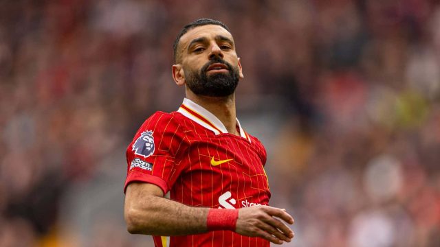 Salah comemora renova&ccedil;&atilde;o com mais um recorde em vit&oacute;ria tensa do Liverpool