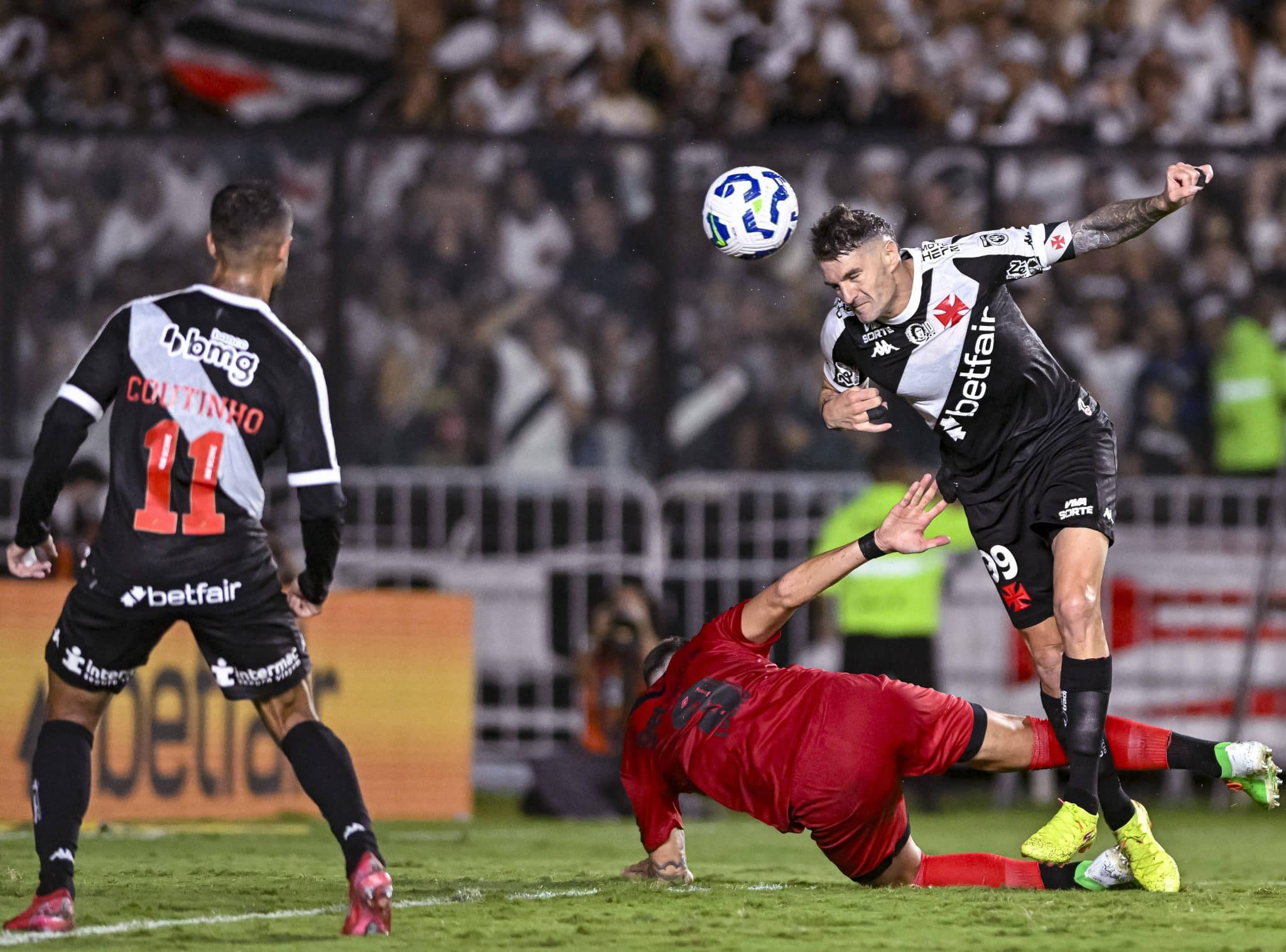 Vegetti j&aacute; marcou seis gols de cabe&ccedil;a em 2025 (Foto: Imago)