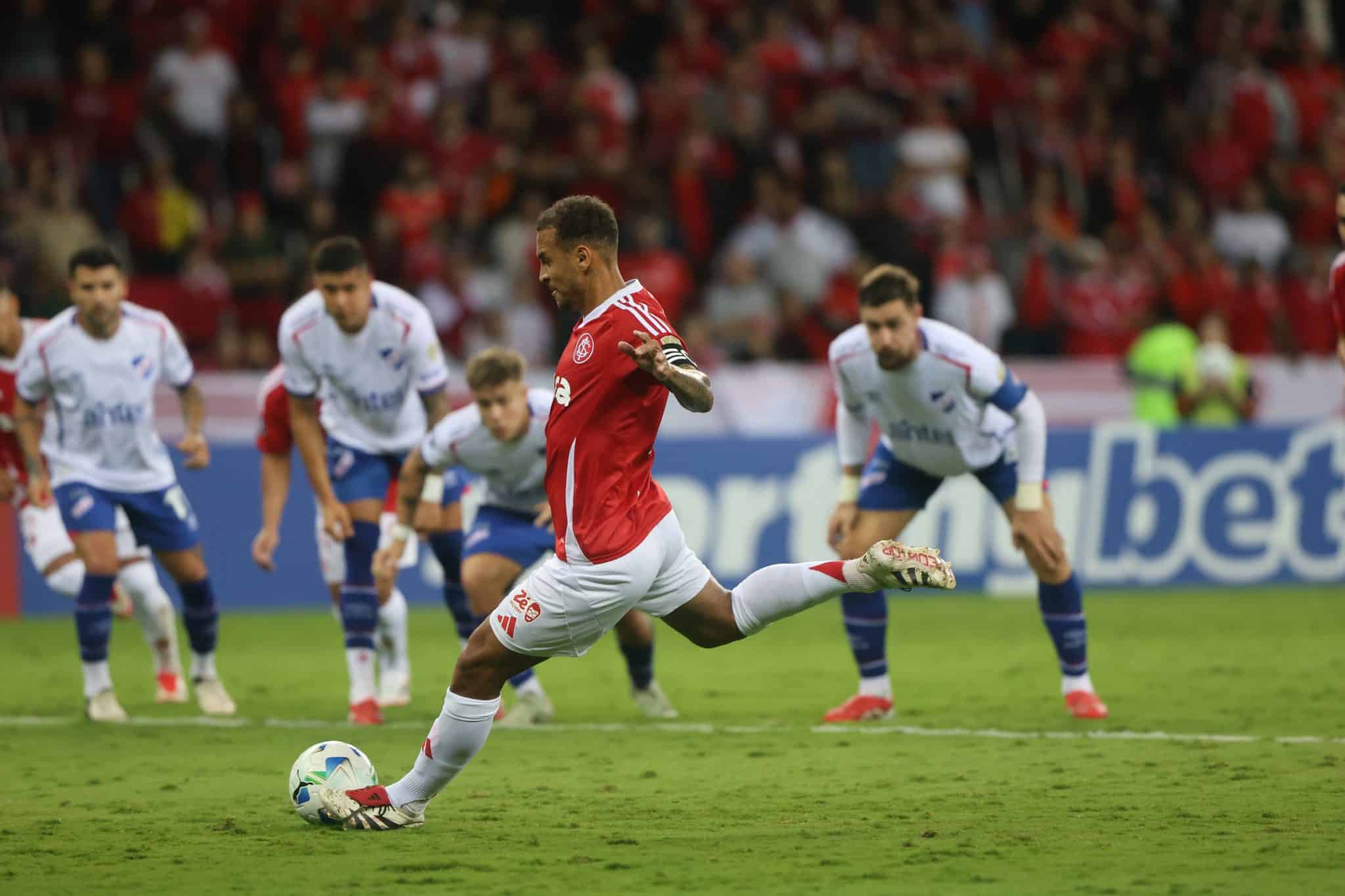 Alan Patrick cobra p&ecirc;nalti em jogo do Internacional