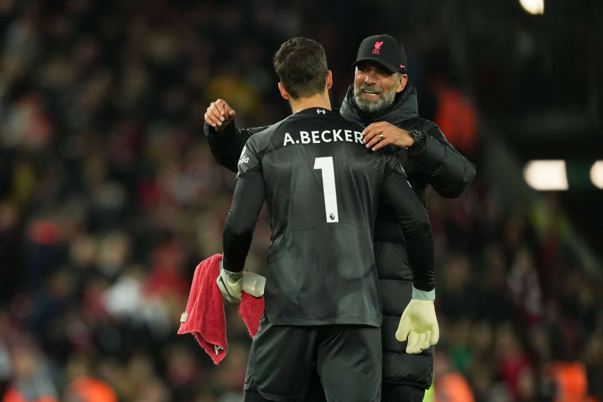 Alisson e J&uuml;rgen Klopp se abra&ccedil;am ap&oacute;s jogo do Liverpool, em 2022