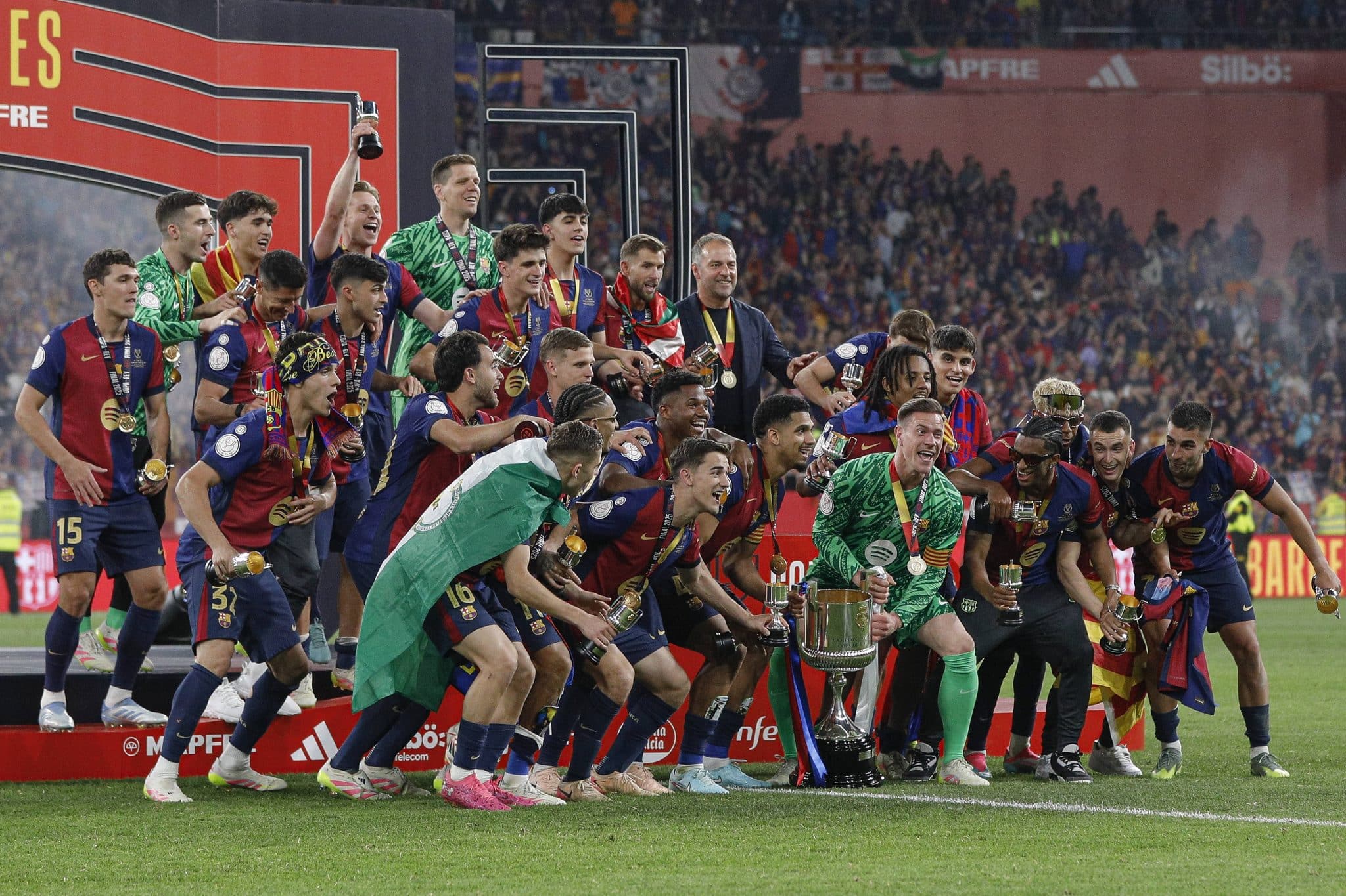 Elenco do Barcelona comemora t&iacute;tulo da Copa do Rei 2024/25