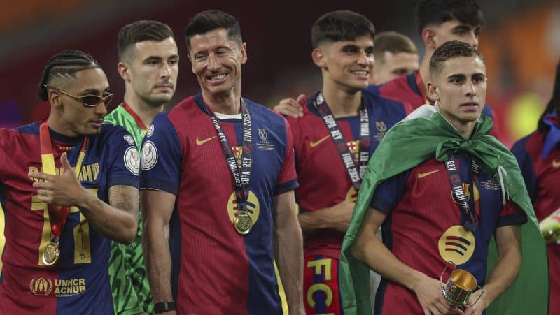Por que jogadores do Barcelona se irritaram durante festa do título da Copa do Rei