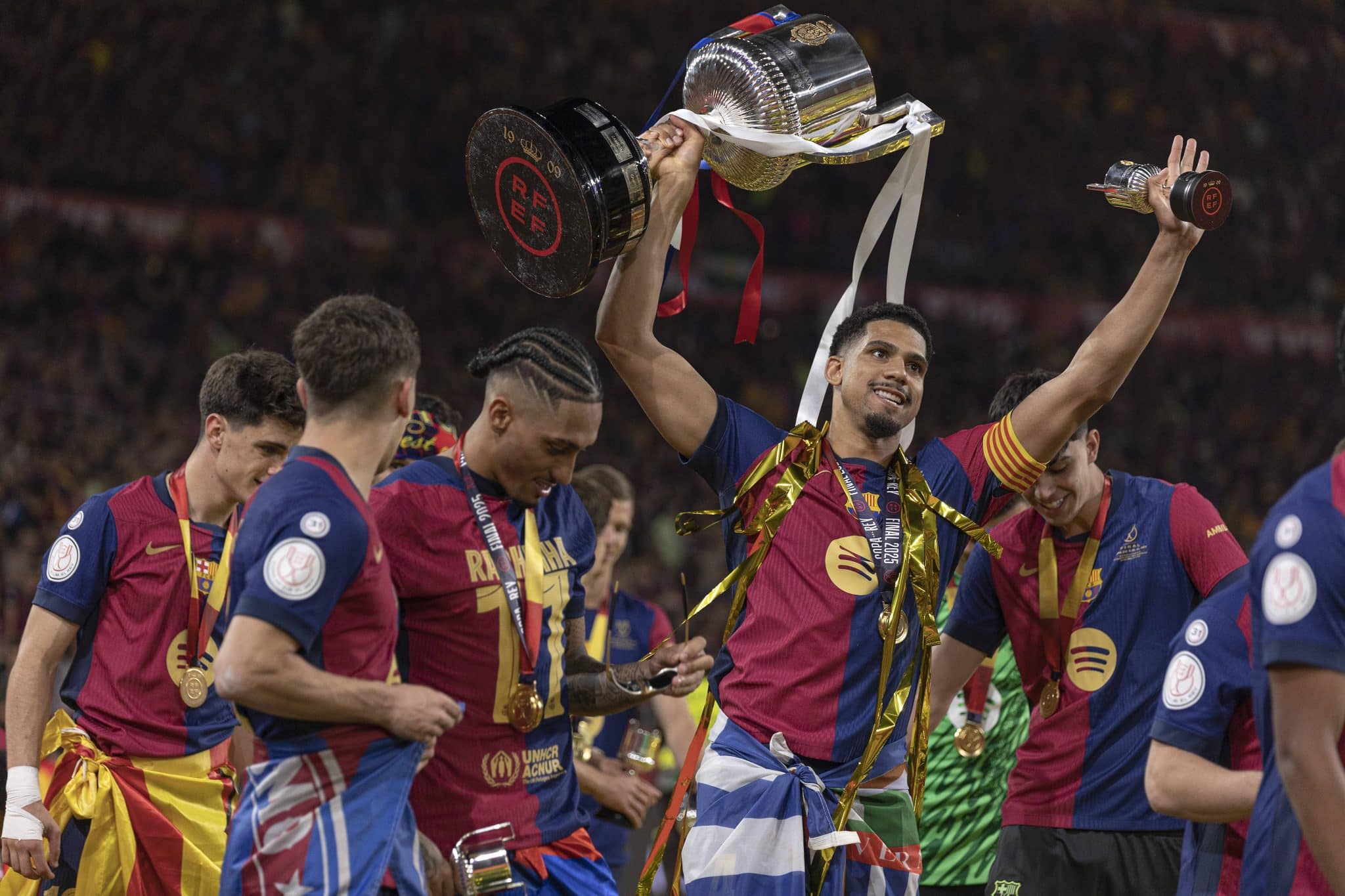 Ronald Ara&uacute;jo com a ta&ccedil;a da Copa do Rei Foto: (Imago)