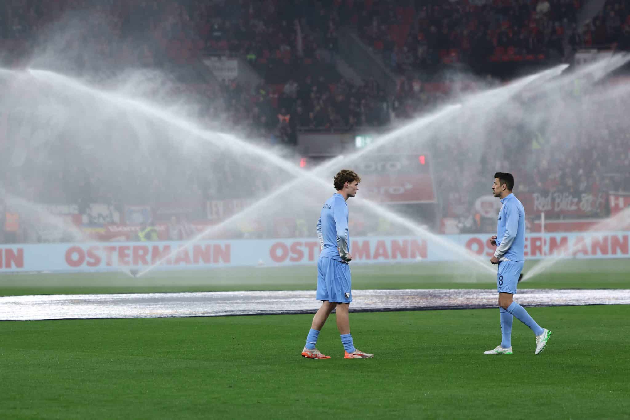 Bayer Leverkusen molha o gramado de seu est&aacute;dio antes do pontap&eacute; inicial Foto: (Imago)