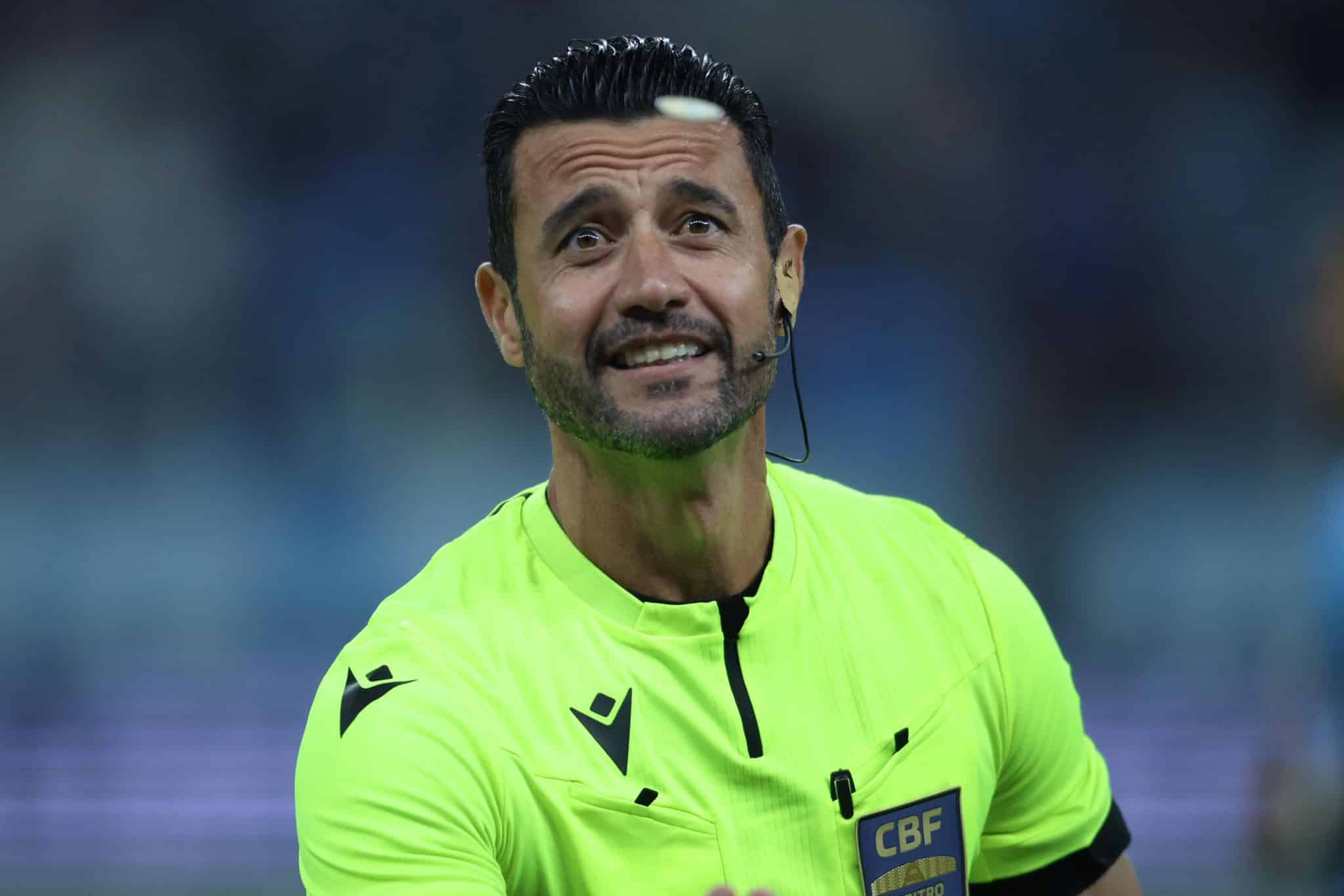 &lsquo;N&atilde;o vi nada&rsquo;: P&ecirc;nalti n&atilde;o dado em Grenal &eacute; segunda grande pol&ecirc;mica de &aacute;rbitro em 2025