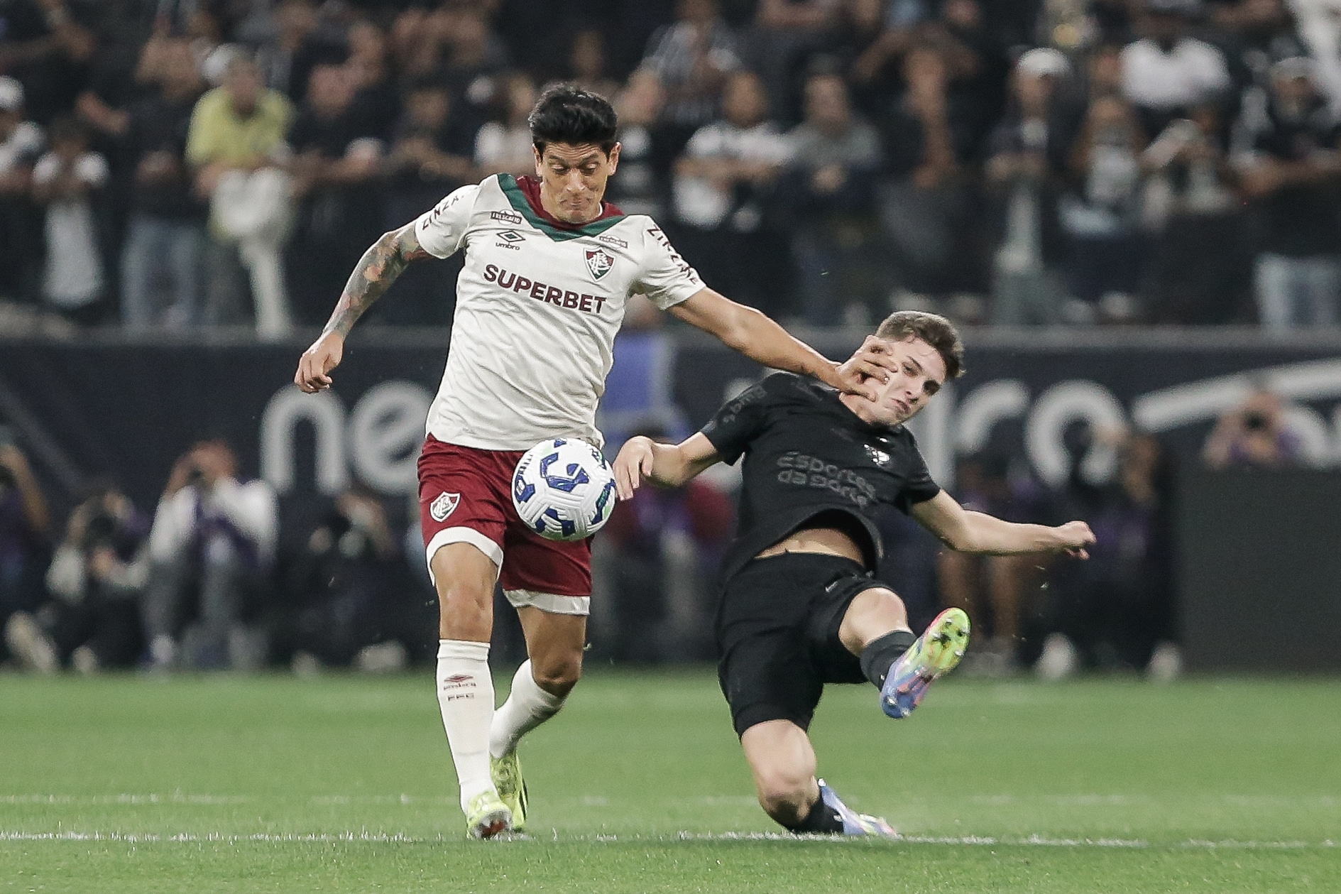 Cano divide bola com Bidon em jogo entre Fluminense e Corinthians