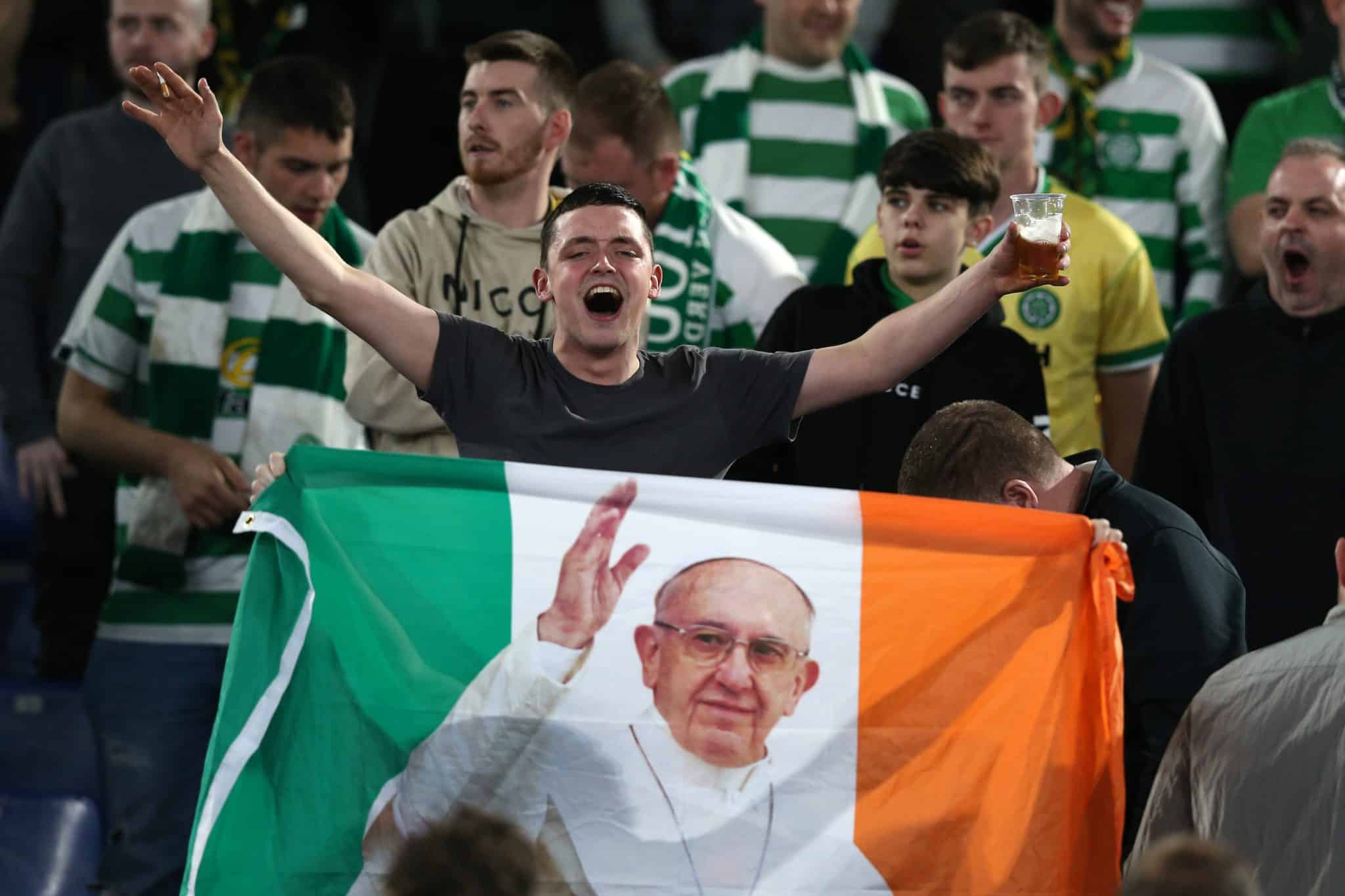 Torcedor do Celtic segura bandeira da Irlanda com Papa Francisco no centro