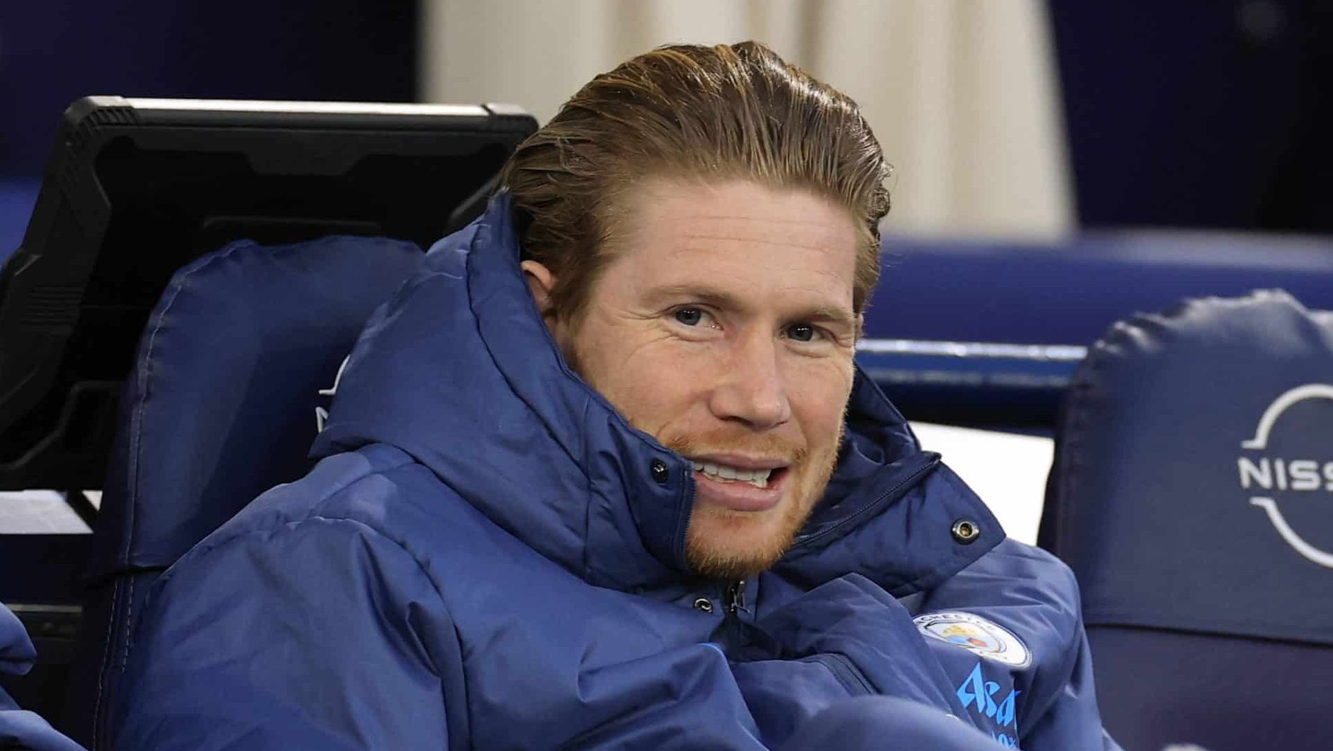 De Bruyne no banco de reservas do Manchester City