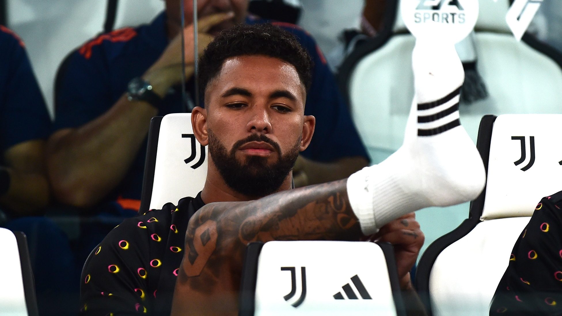 Douglas Luiz no banco de reservas da Juventus (Foto: Icon Sport)