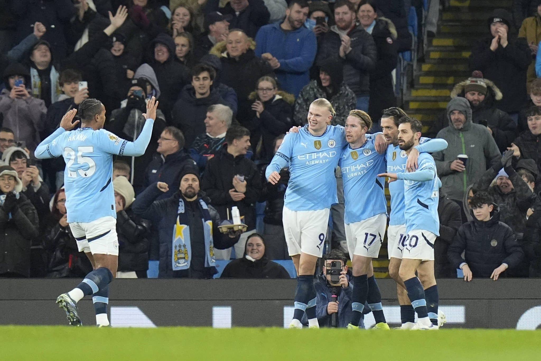 Elenco do Manchester City comemora gol contra o Nottingham Forest