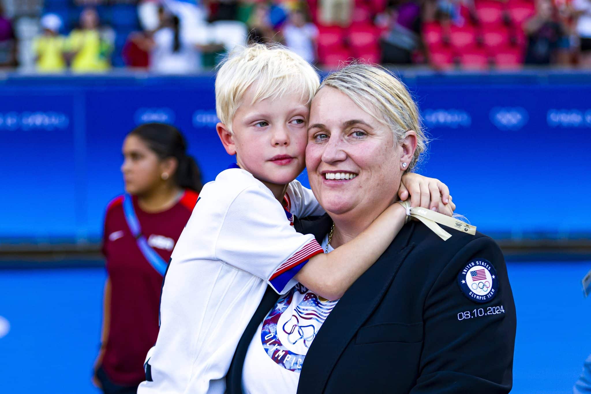 Emma Hayes comemora o t&iacute;tulo ol&iacute;mpico com o filho Harry (Foto: Imago)