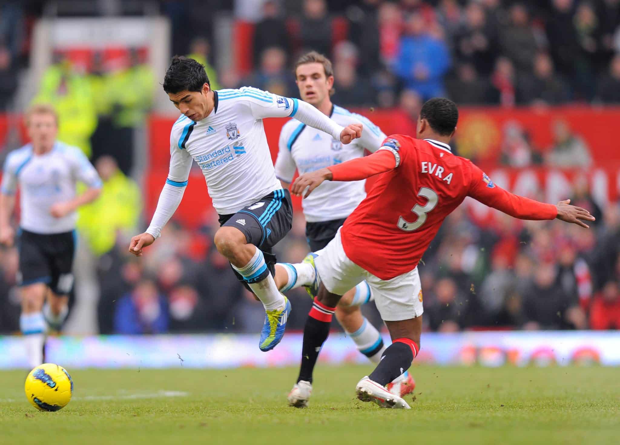 Disputa de bola entre Evra e Su&aacute;rez 