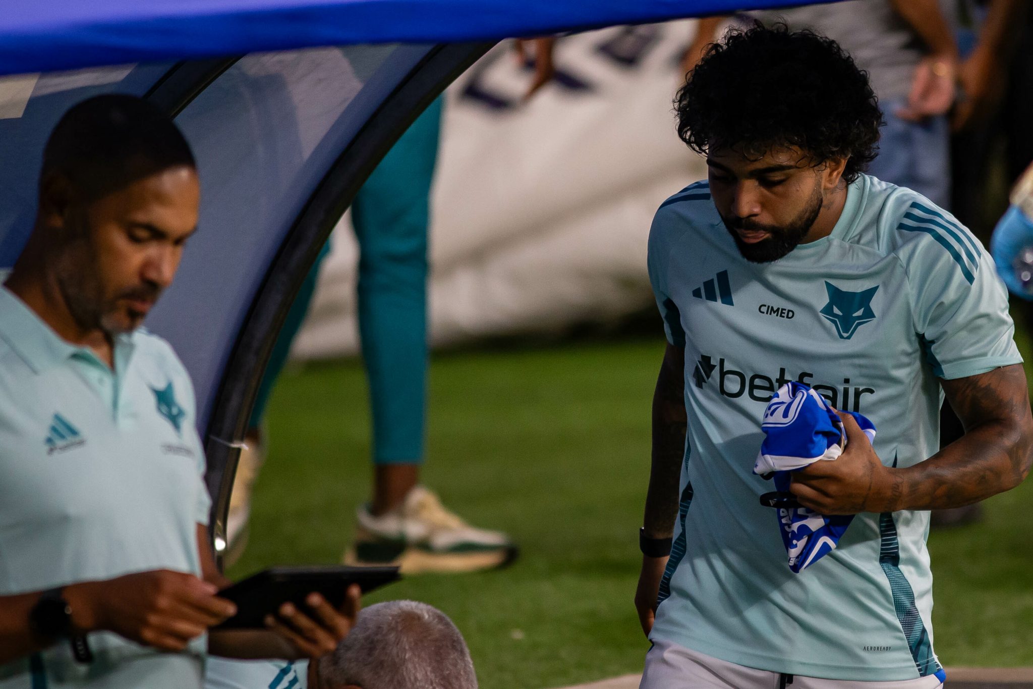 Gabigol no banco de reservas antes da bola rolar para Cruzeiro x Bahia