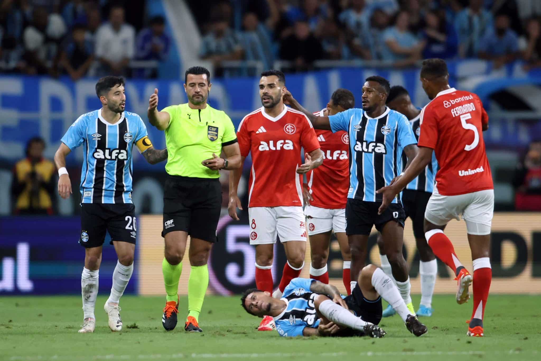 &Aacute;rbitro Br&aacute;ulio da Silva Machado durante Gre-Nal 447, pelo Campeonato Brasileiro (Foto: EDU ANDRADE/Fatopress)