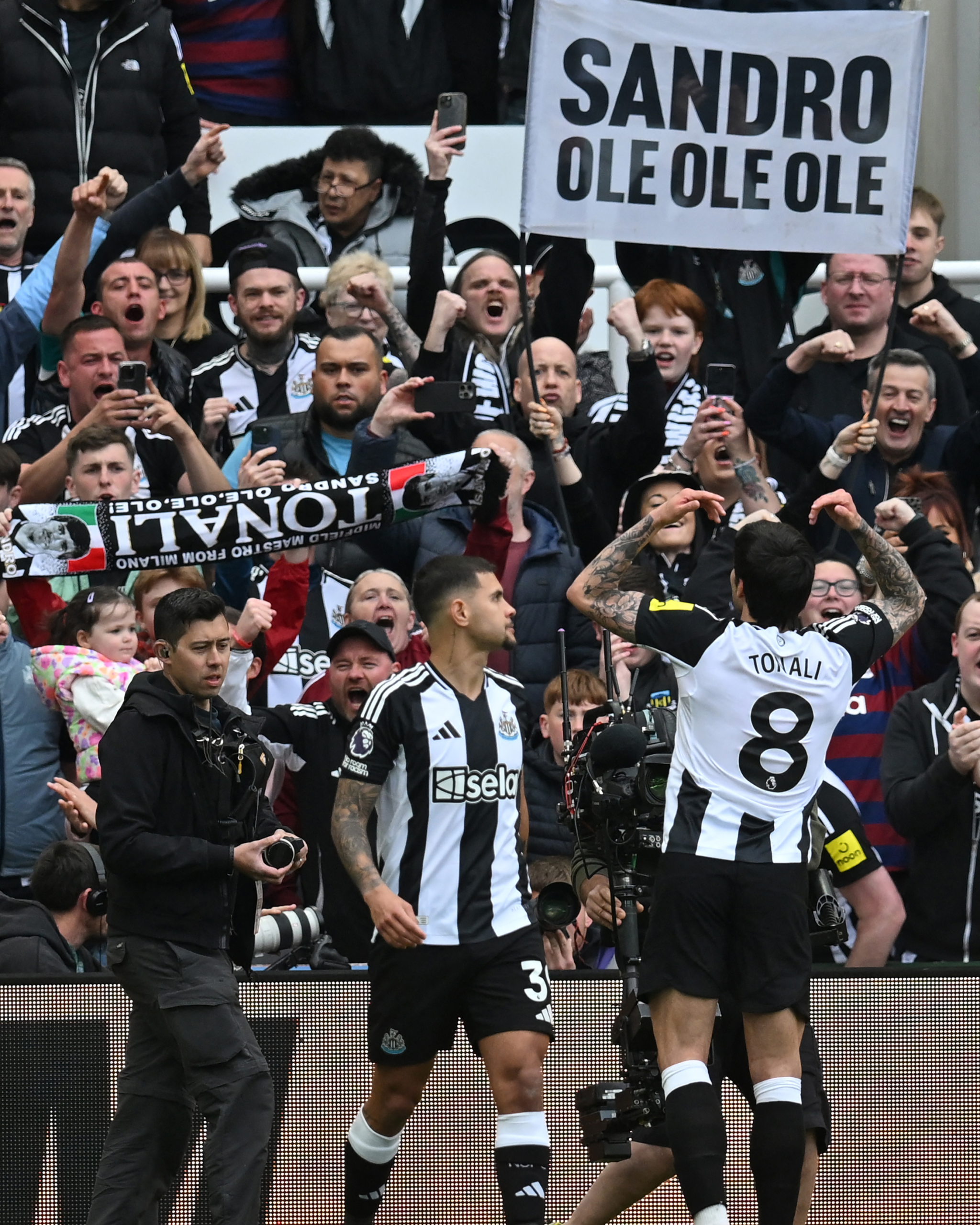 Tonali comemora gol do Newcastle junto de Bruno Guimar&atilde;es