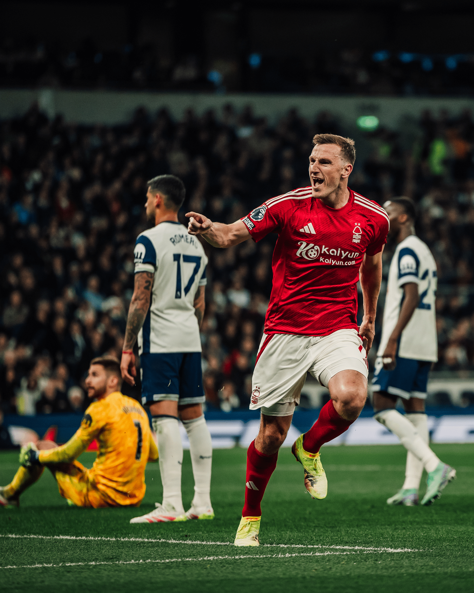 Chris Wood comemora gol do Nottingham Forest