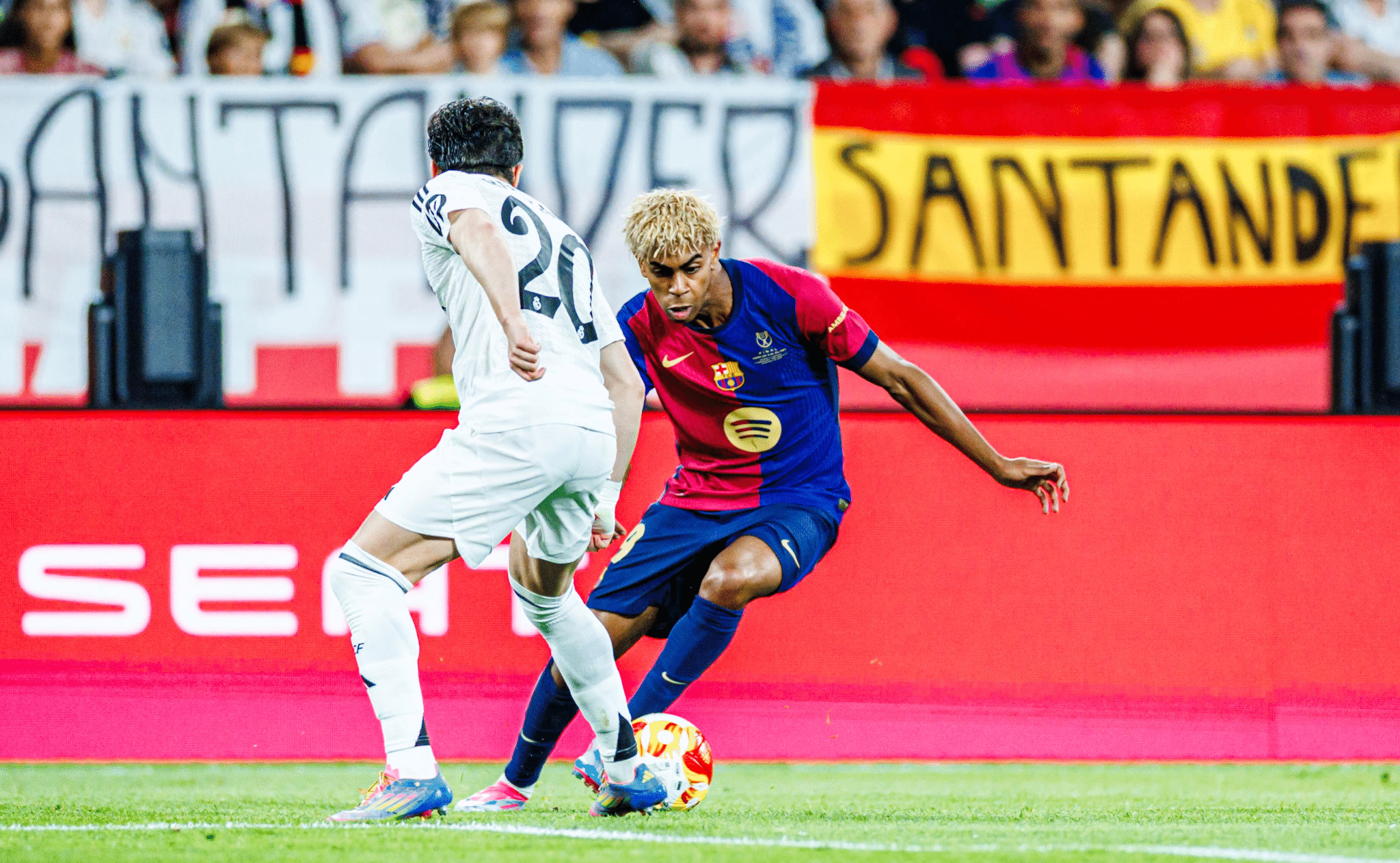 Lamine Yamal parte para cima de Fran Garc&iacute;a em jogo entre Barcelona e Real Madrid