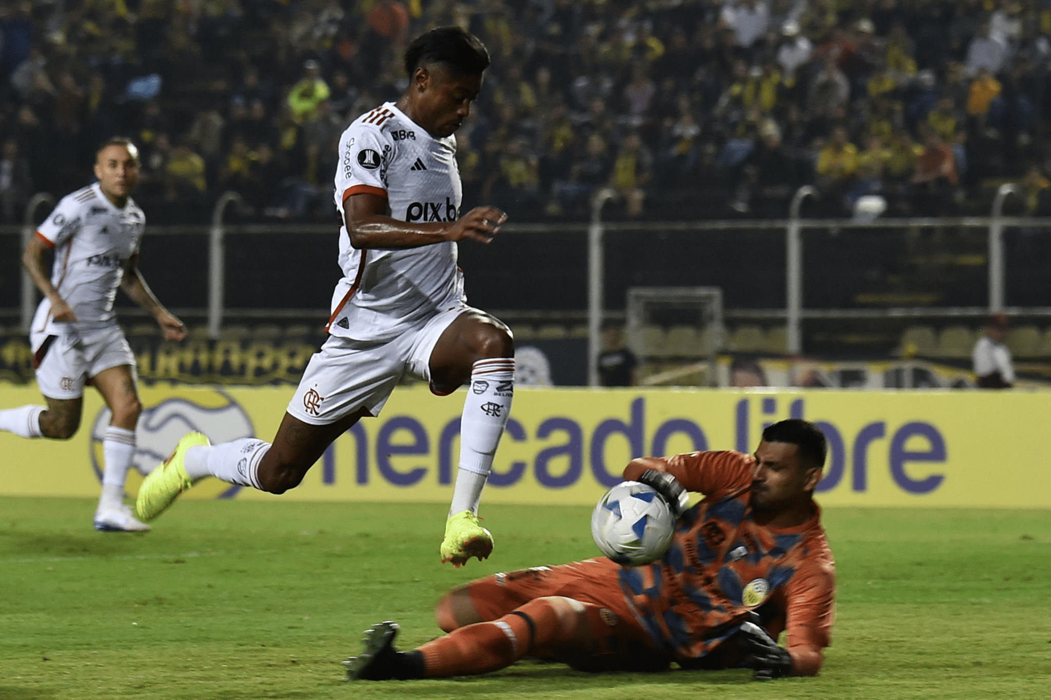 Bruno Henrique divide com o goleiro Jes&uacute;s Camargo