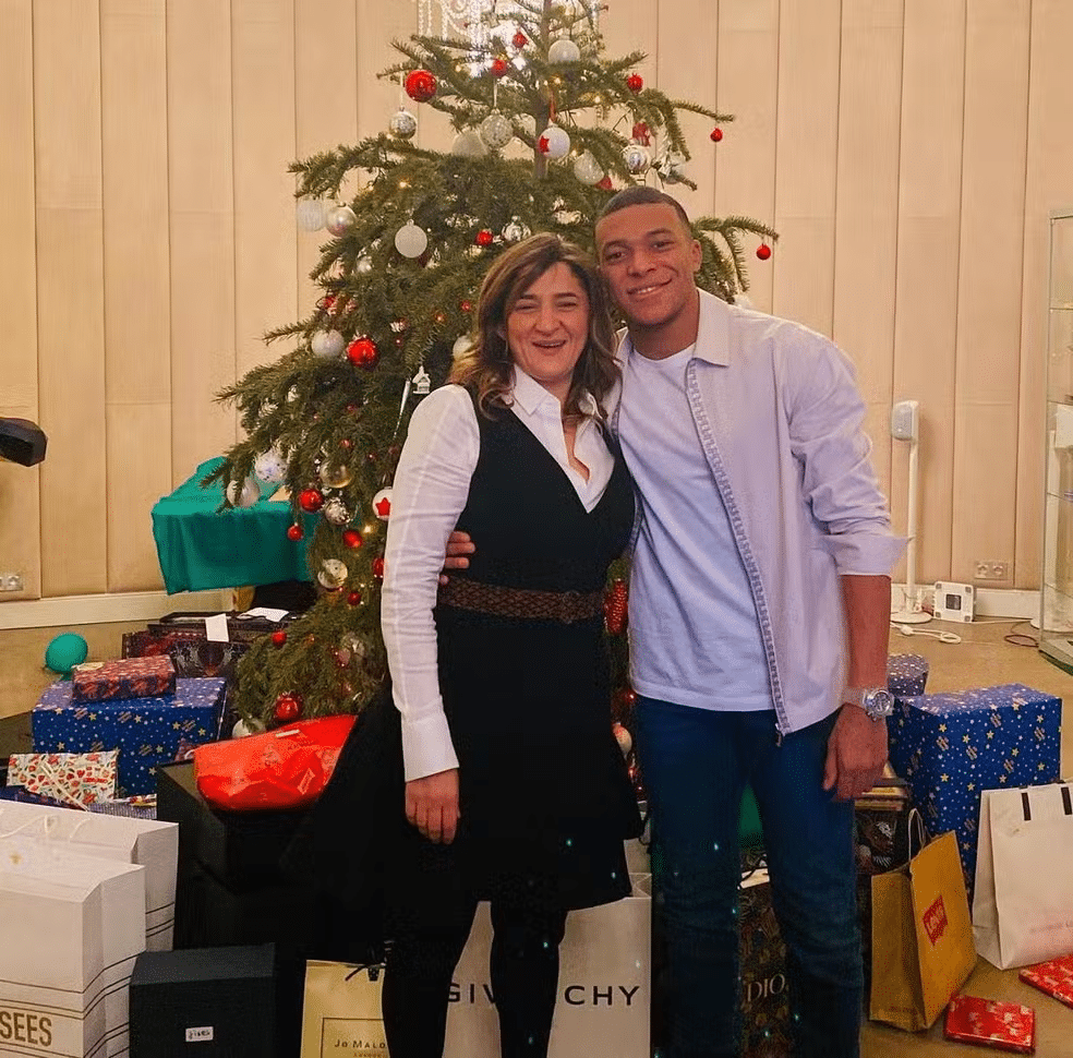 Fayza Lamari e seu filho Kylian Mbapp&eacute;