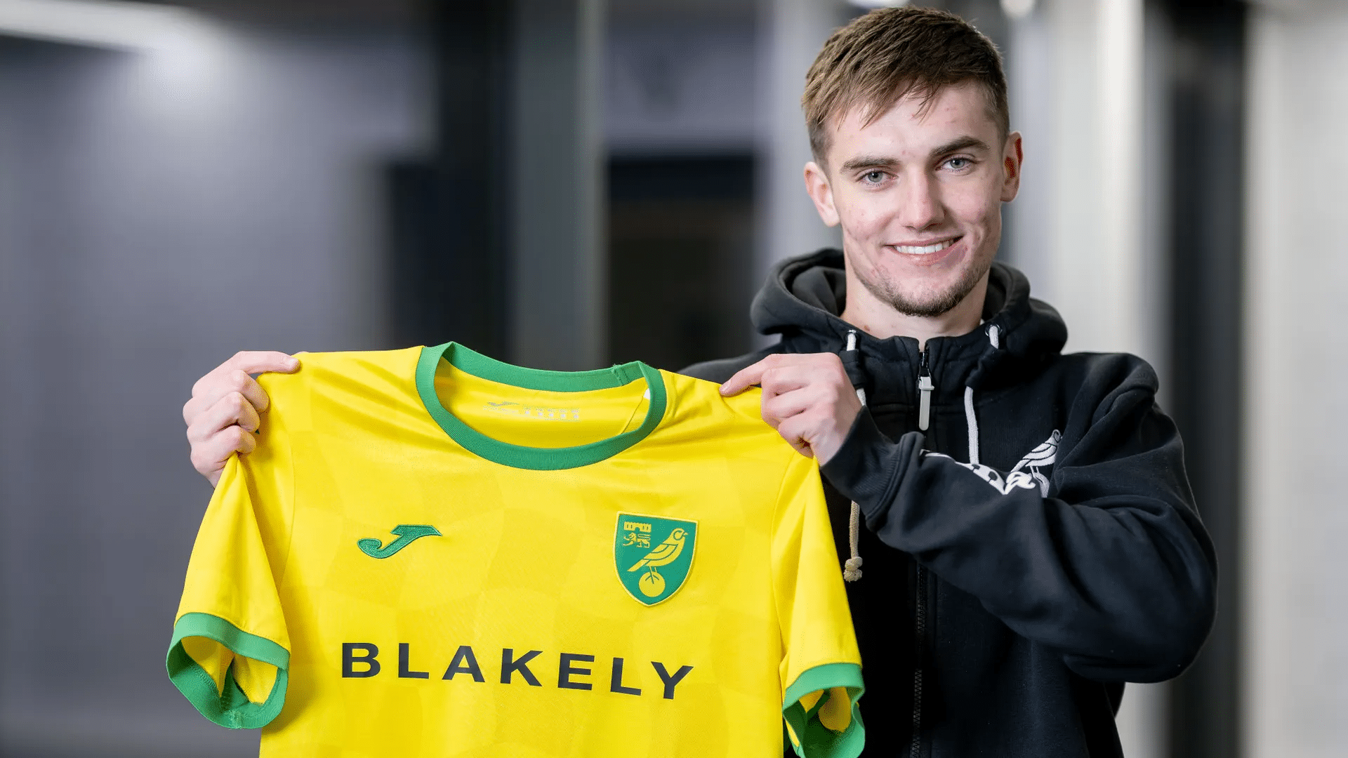 Jacob Wright com a camisa do Norwich durante apresenta&ccedil;&atilde;o