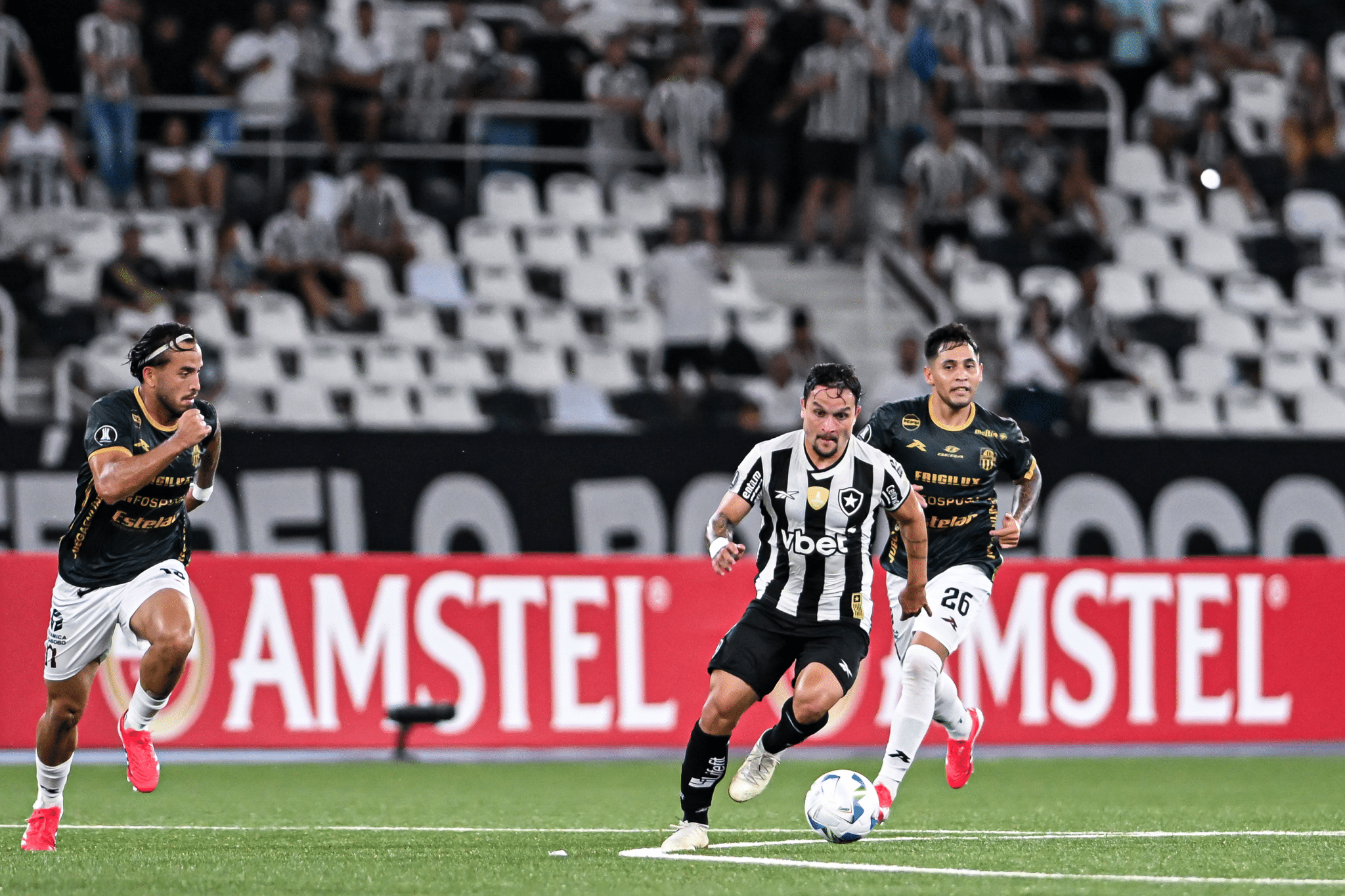 Artur atua pelo Botafogo em jogo da Libertadores