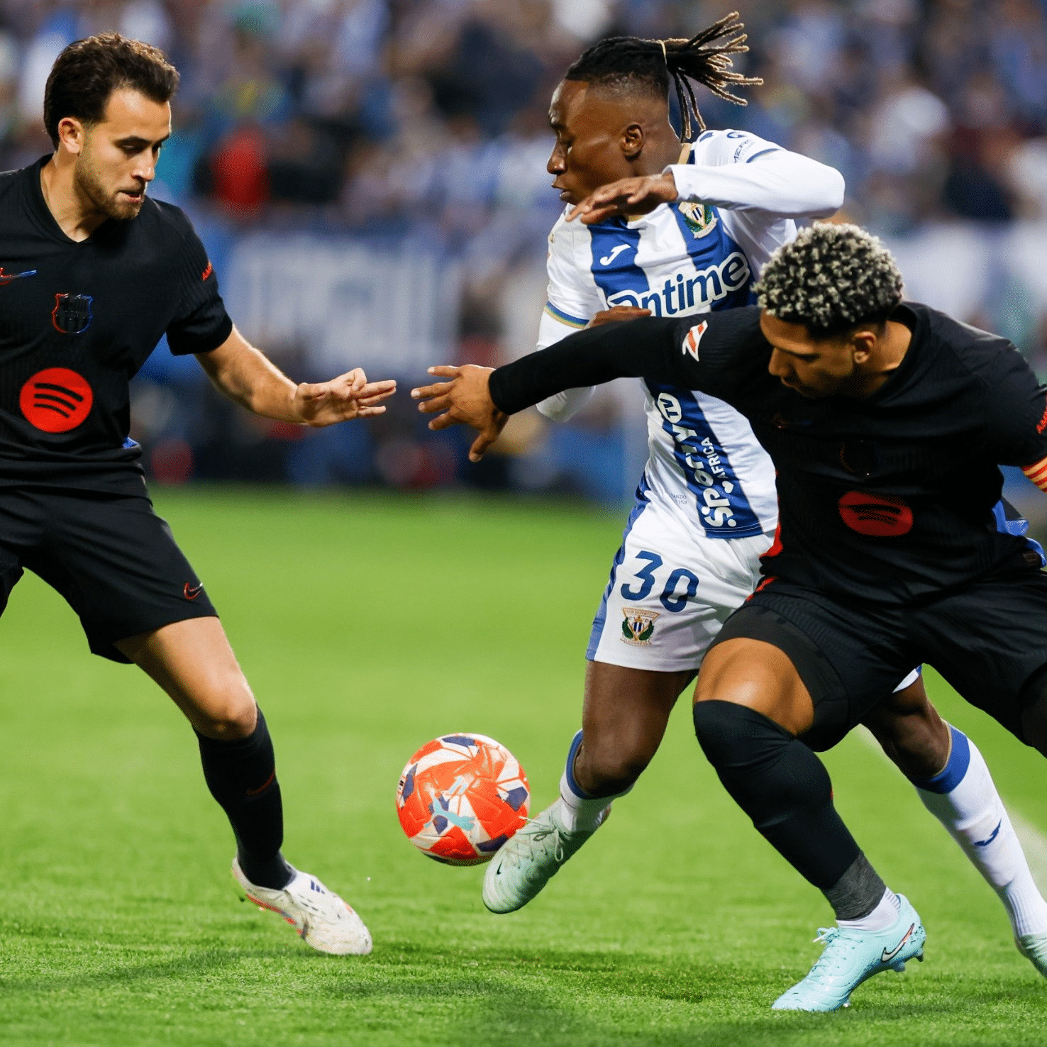 Dividida entre os jogadores Dimande, Ronald Ara&uacute;jo e I&ntilde;igo Mart&iacute;nez em jogo entre Legan&eacute;s e Barcelona