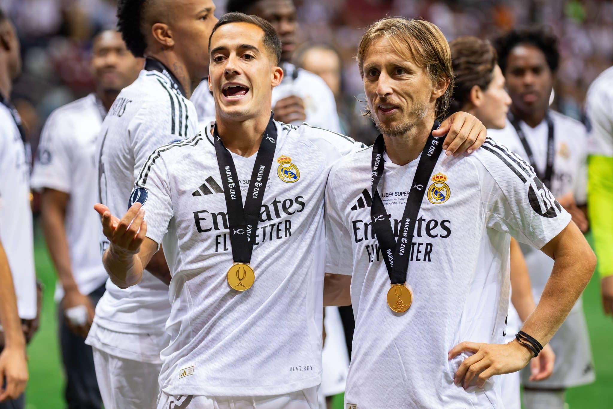 Lucas V&aacute;zquez e Luka Modric durante comemora&ccedil;&atilde;o de t&iacute;tulo do Real Madrid