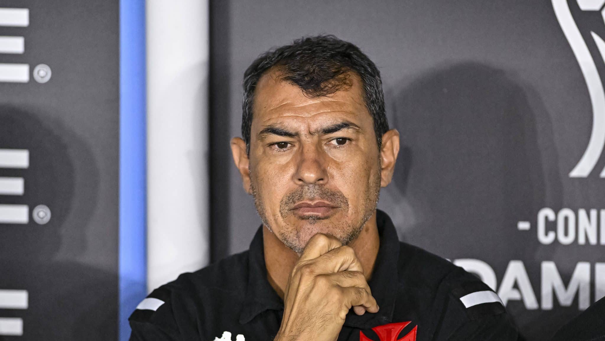 Carille repete &lsquo;Santos 2024&rsquo; no Vasco e recebe vaias at&eacute; em vit&oacute;ria