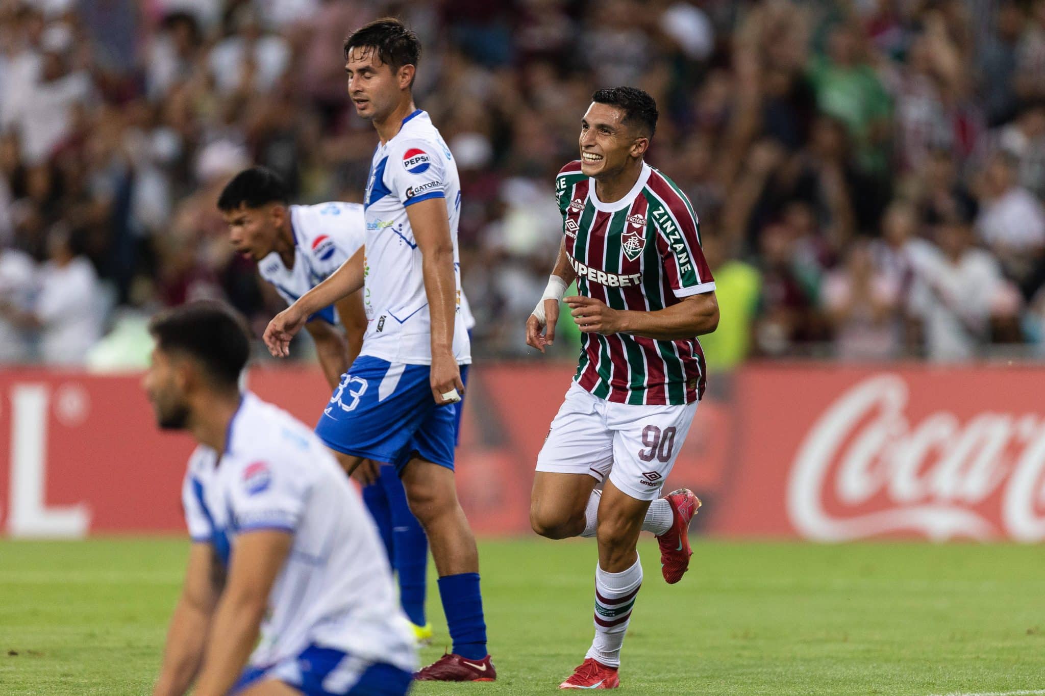 Serna tamb&eacute;m mostrou que pode ser &uacute;til para o Fluminense (Foto: Imago)