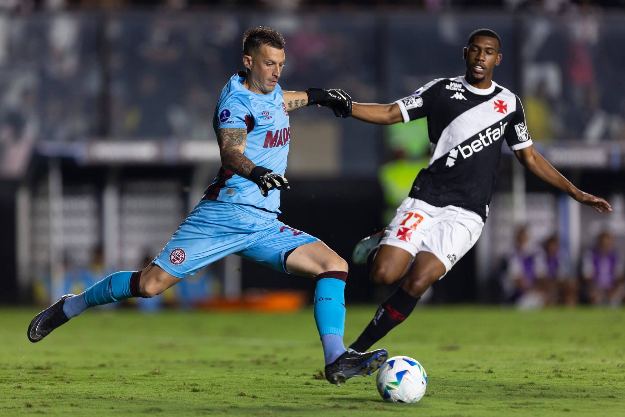 Vasco teve dificuldade para levar perigo ao gol do Lan&uacute;s (Foto: Imago)