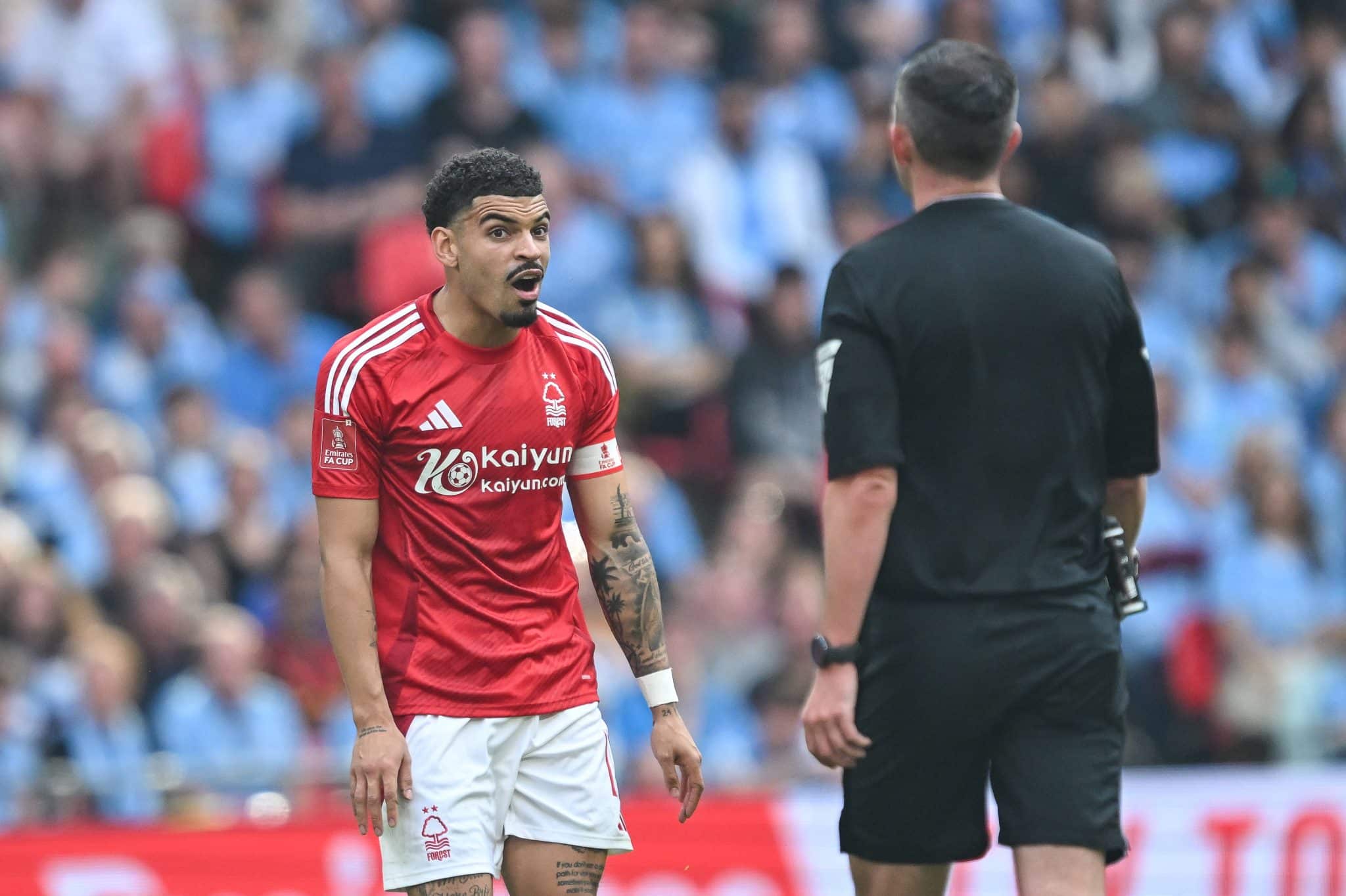 Morgan Gibbs-White, do Nottingham Forest, reclama com &aacute;rbitro Michael Oliver
