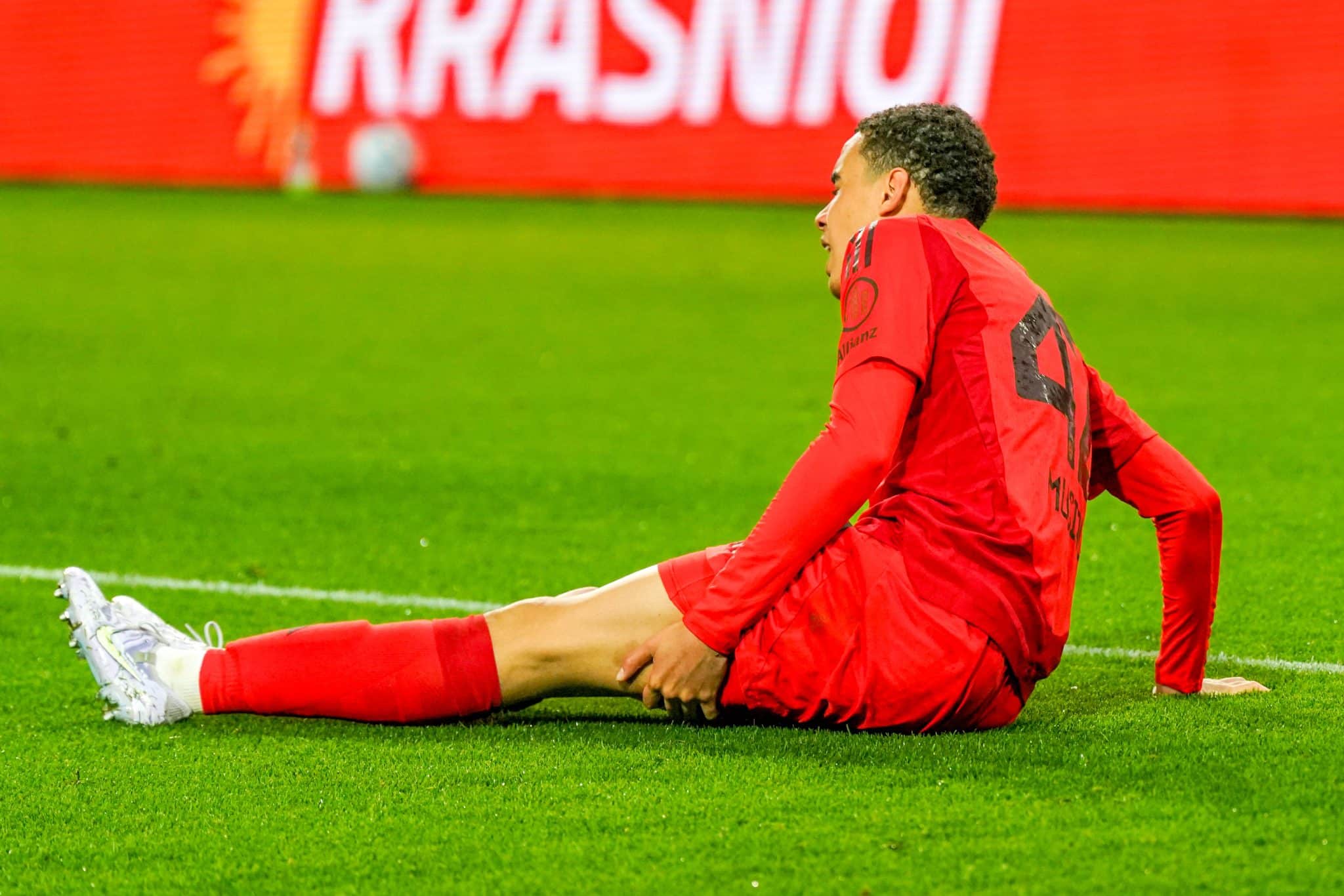 Jamal Musiala sofreu les&atilde;o muscular &agrave;s v&eacute;speras de decis&atilde;o na Champions Foto: (Imago)