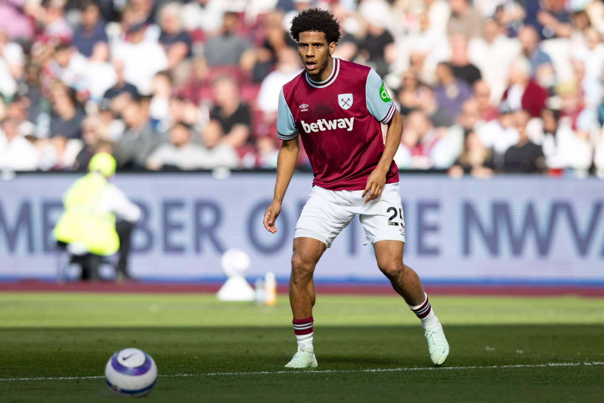 Todibo est&aacute; em alta no West Ham Foto: (Imago)