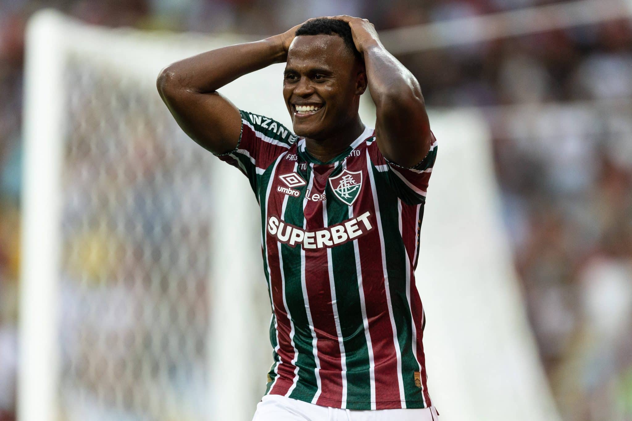 Jhon Arias leva as m&atilde;os &agrave; cabe&ccedil;a durante jogo do Fluminense