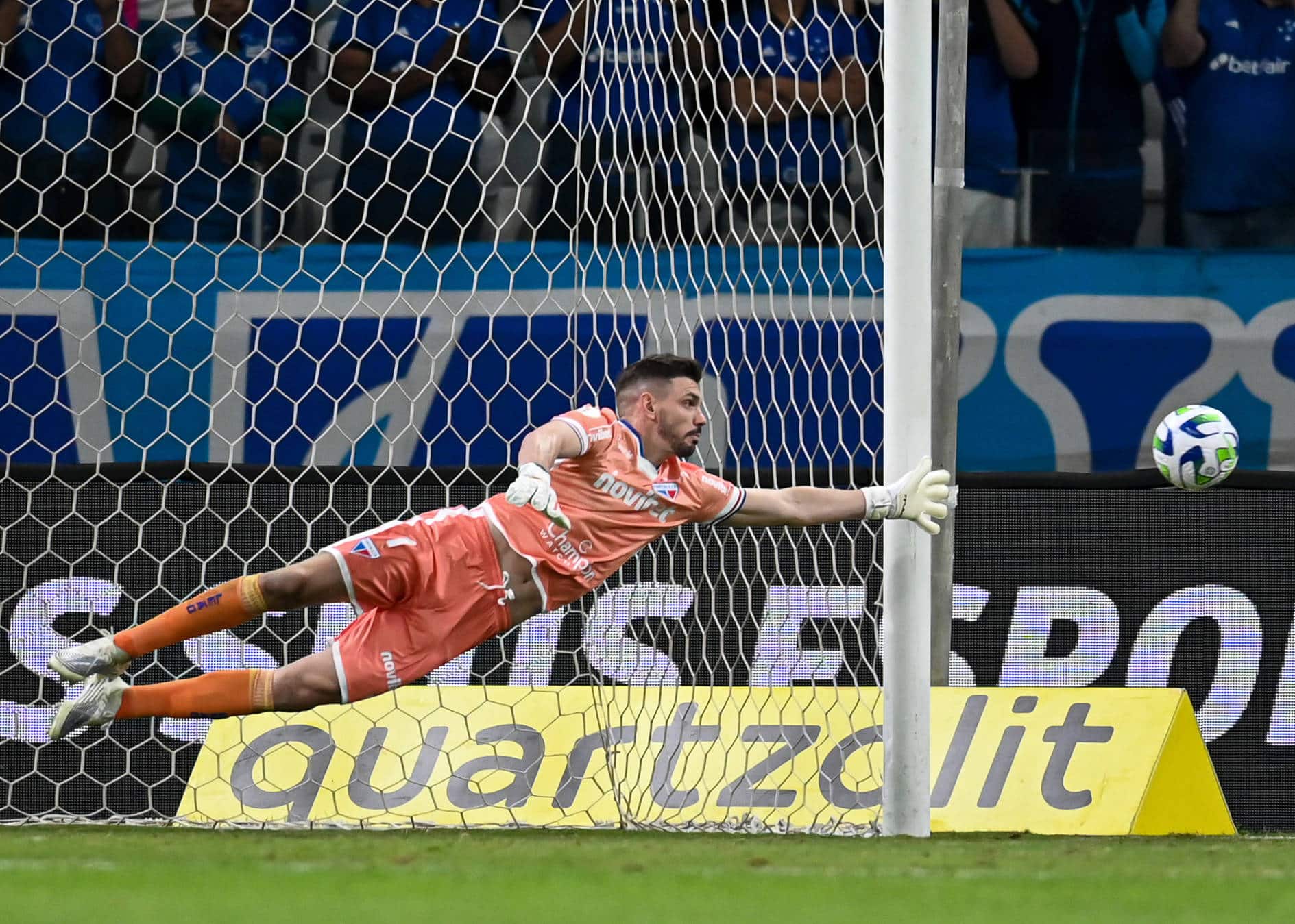Jo&atilde;o Ricardo &eacute; o pilar da defesa do Fortaleza Foto: (Imago)
