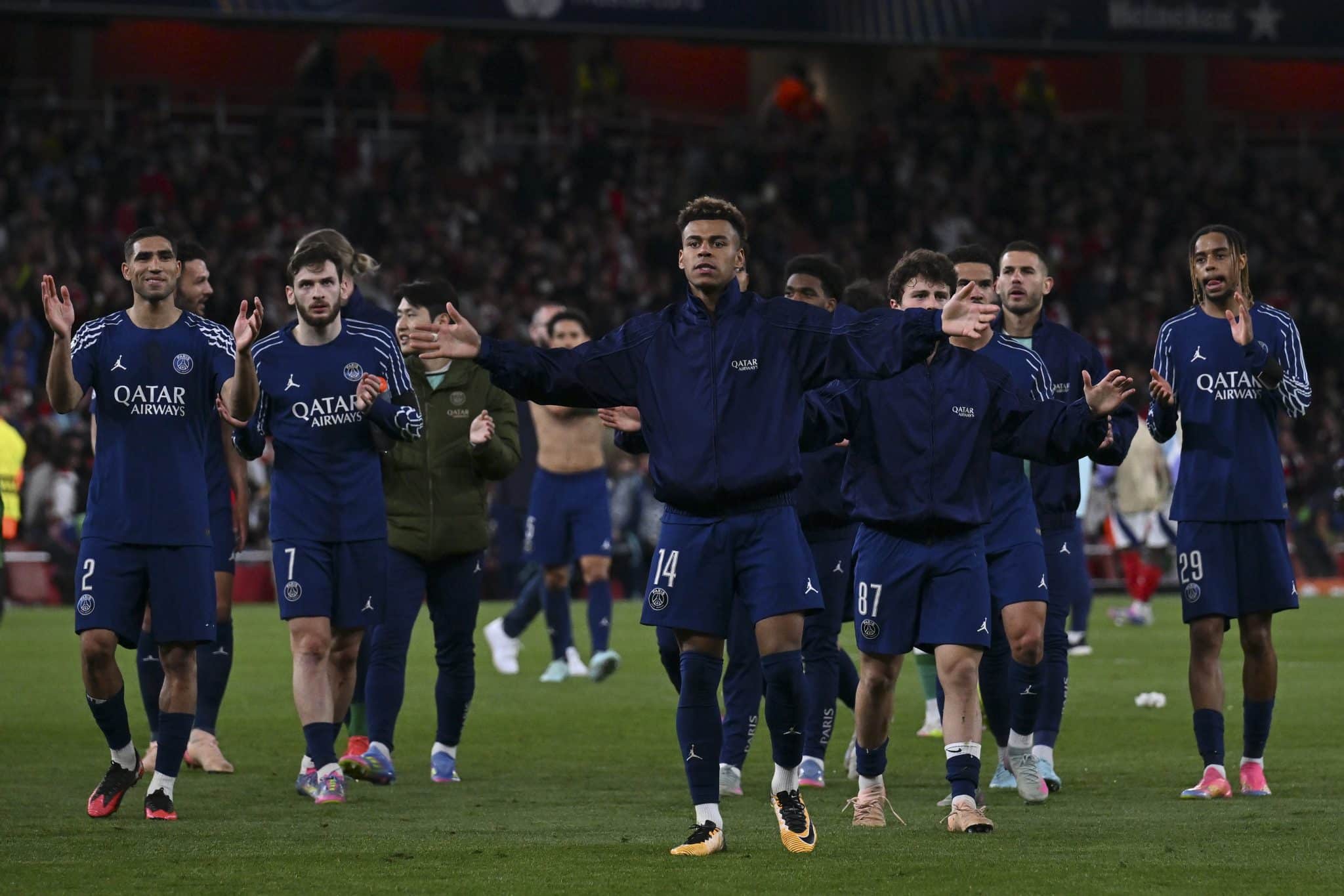Jogadores do PSG agradecem apoio da torcida visitante no Emirates