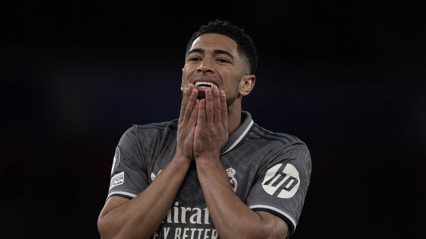 Vesti&aacute;rio em ebuli&ccedil;&atilde;o: Estrelas do Real Madrid brigam no treino e precisam ser separadas