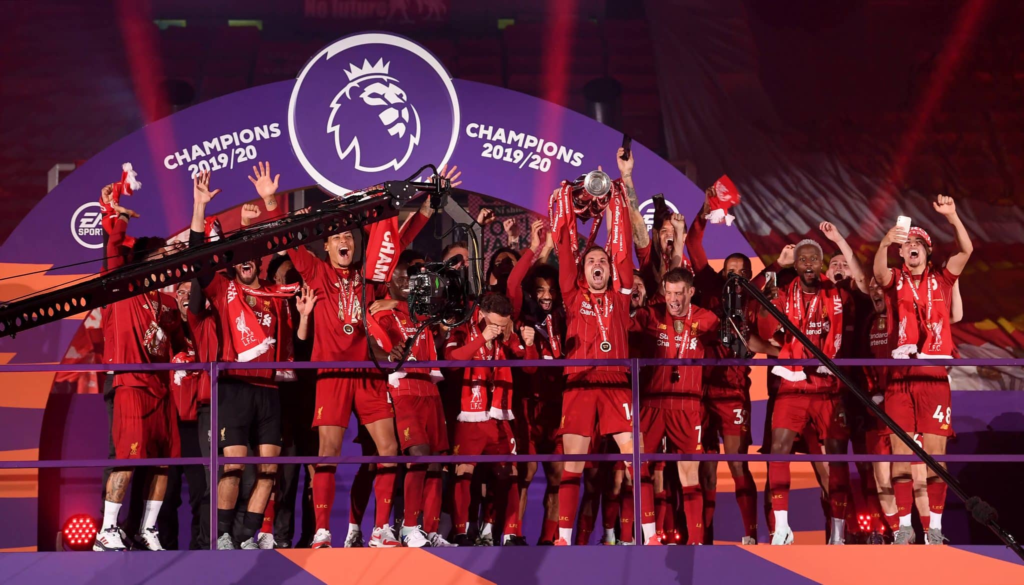 Elenco do Liverpool comemora t&iacute;tulo da Premier League 2019/20