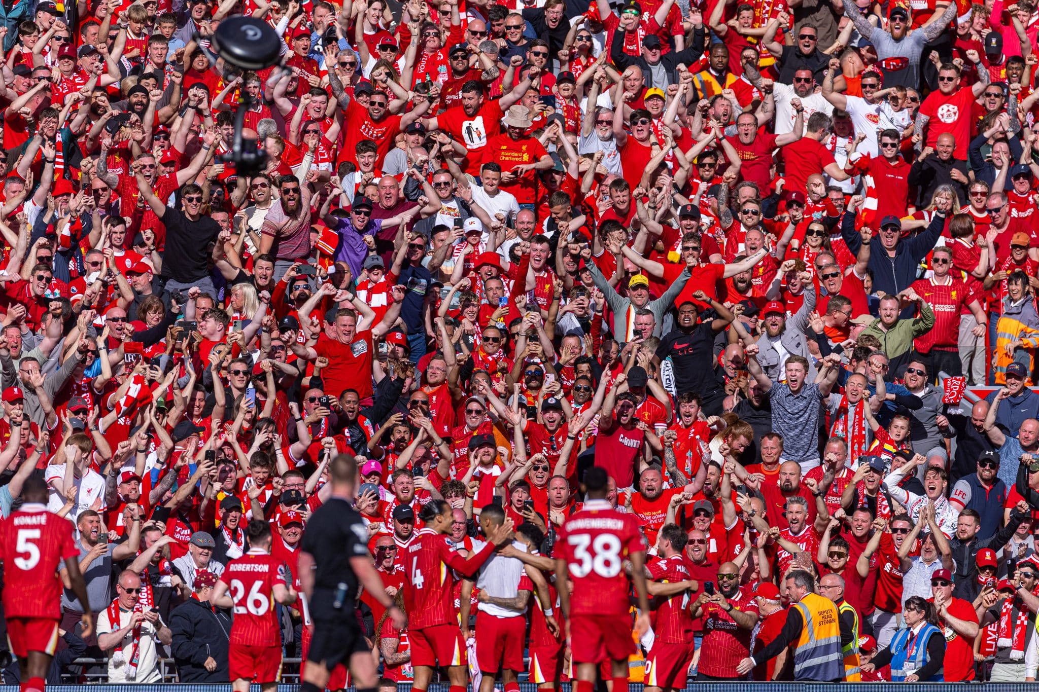 Festa da torcida do Liverpool em Anfield (Foto: Imago)