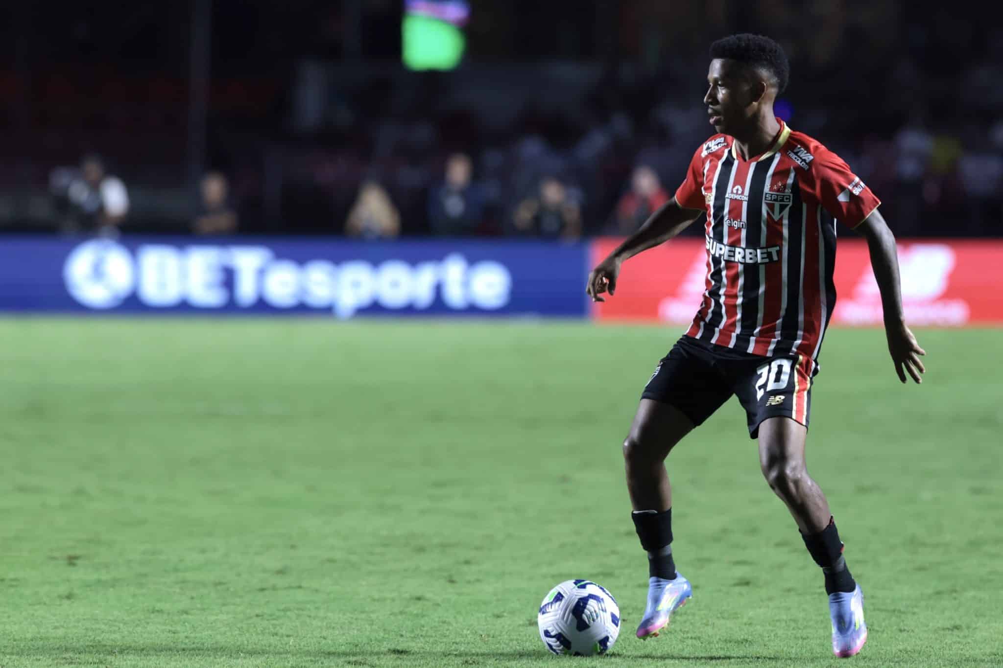 Marcos Ant&ocirc;nio, em a&ccedil;&atilde;o pelo S&atilde;o Paulo