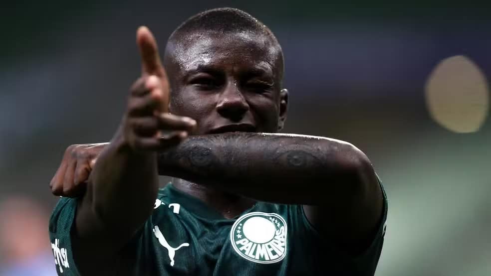 Hinestroza celebra gol pelo time sub-20 do Palmeiras