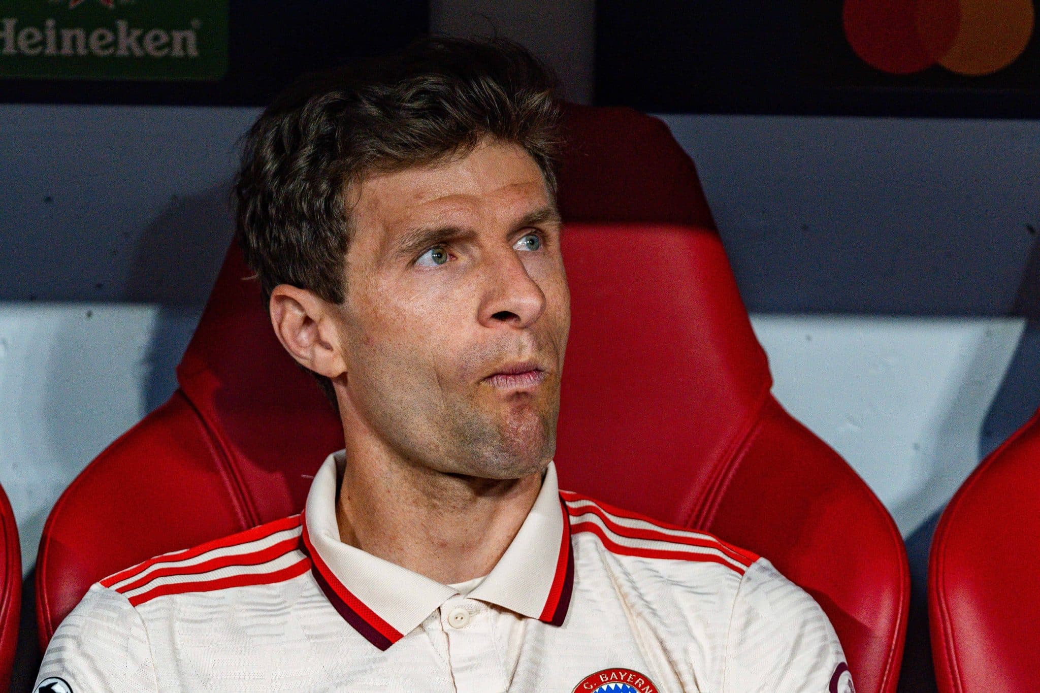 M&uuml;ller no banco de reservas do Bayern