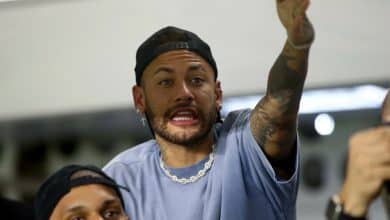 Em camarote com filho de Robinho, Neymar v&ecirc; Santos perder com falha de jogador que &lsquo;ele escalou&rsquo;