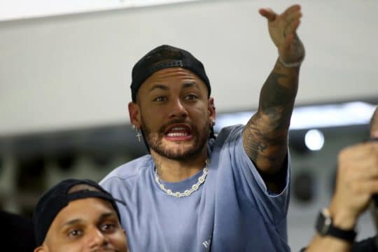 Em camarote com filho de Robinho, Neymar v&ecirc; Santos perder com falha de jogador que &lsquo;ele escalou&rsquo;